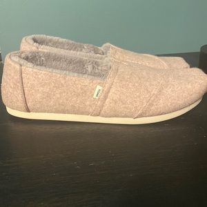 TOMS lavender fuzzy never worn shoes